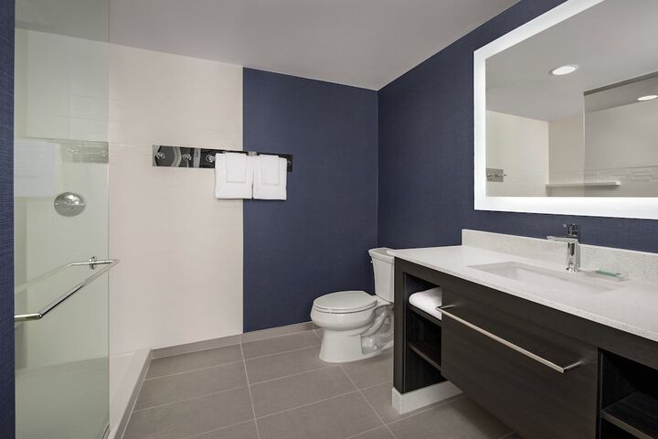 Room 32 of 46