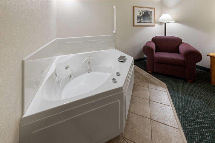 Shell Lake Lodge a Travelodge by Wyndham