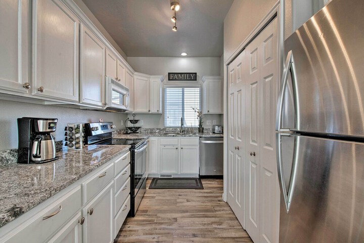 Mtn View Townhome w / Amenities 17 Mi to Snowbird!