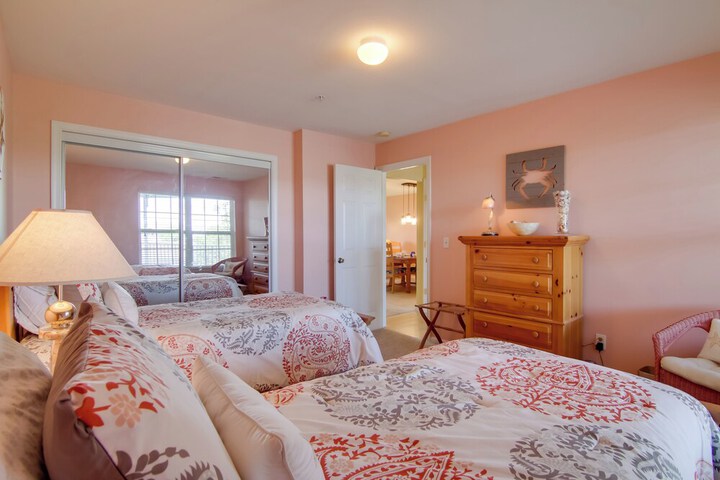 Pool & Bay Access: Serene Ocean View Oasis