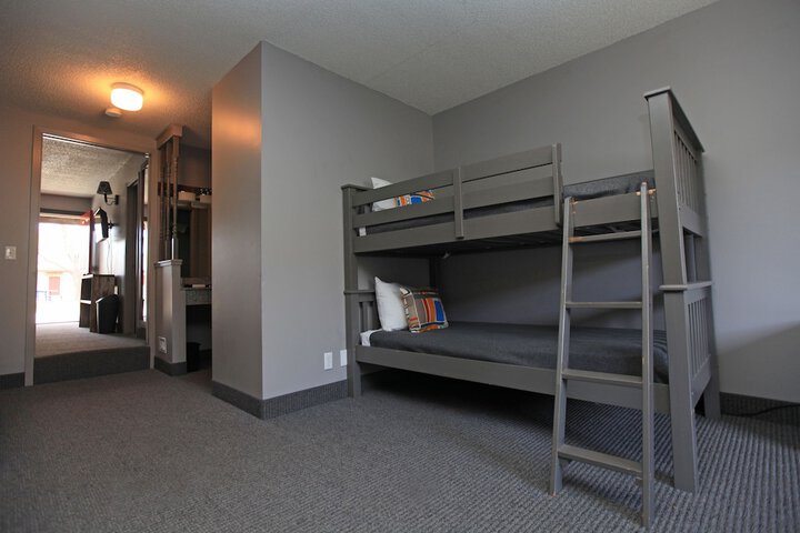 Room 13 of 37
