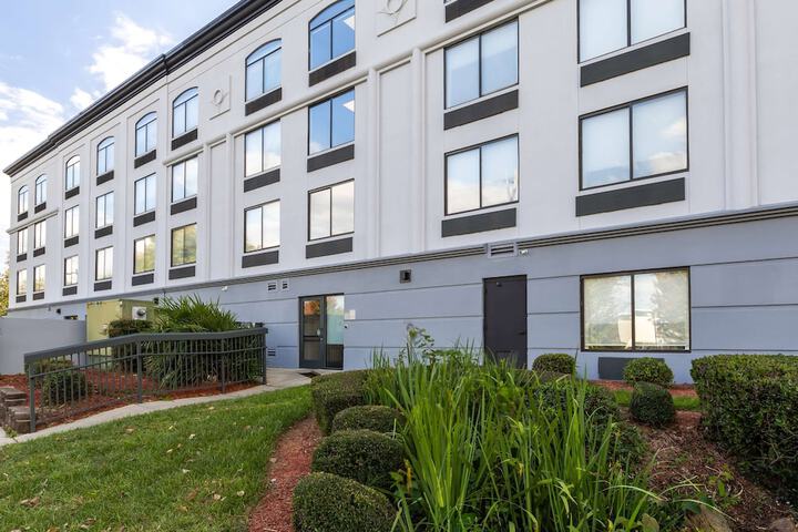 Wingate by Wyndham Charlotte Speedway / Concord