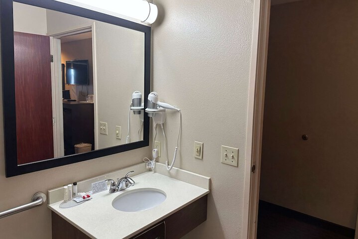 Room 28 of 33