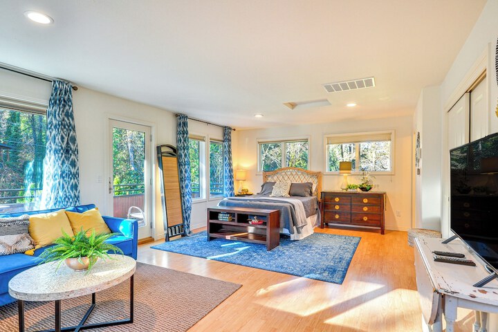 Walk to Willamette River: Studio in West Linn
