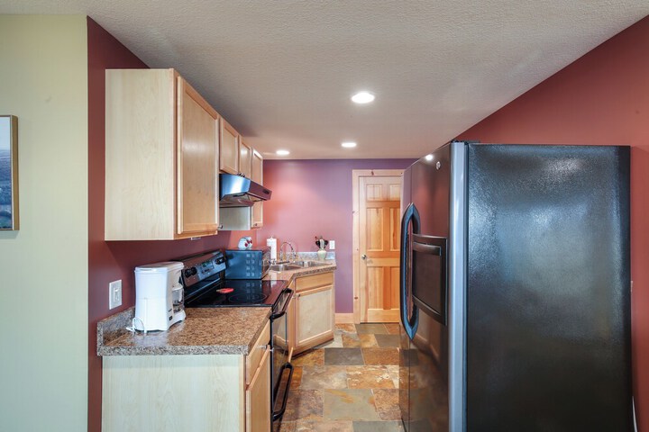 Lake View Champlain Home w / Hot Tub & Sauna!