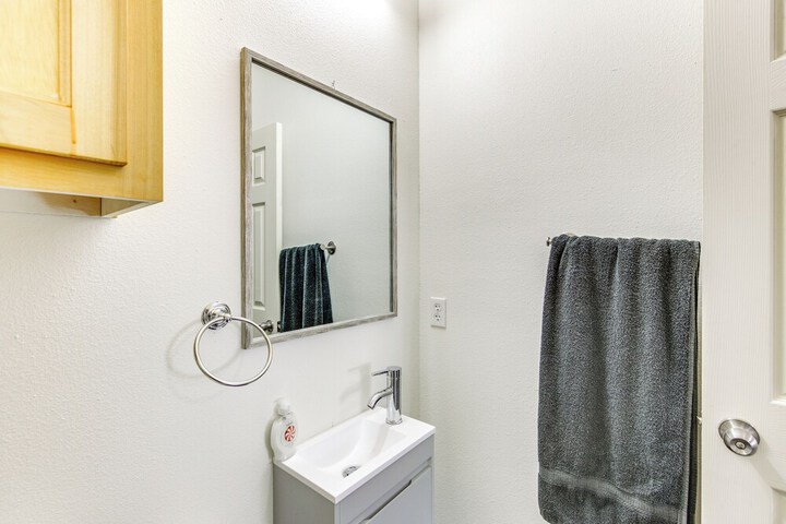 6 Mi to Nature Preserve: Apartment Near Lindale!