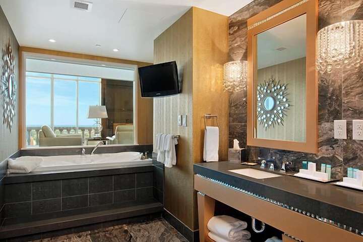 Hilton Niagara Falls / Fallsview Hotel & Suites