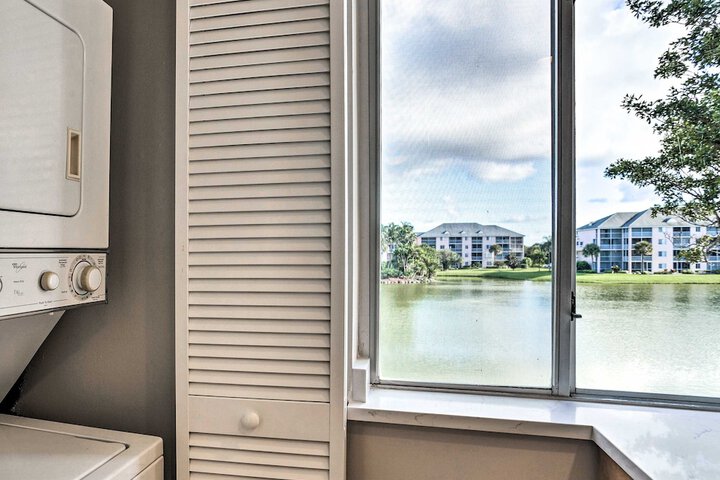 Jupiter Bay Condo w / Pool Half Mile to Beach!