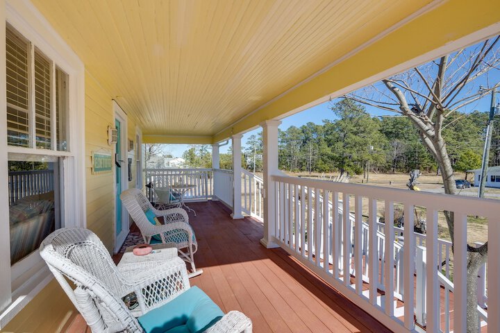 Welcoming Cottage w / Outdoor Pool & Water Views!