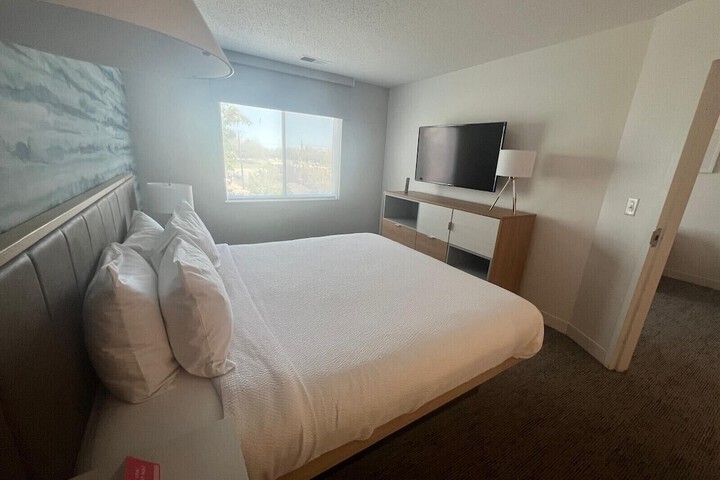Room 33 of 46