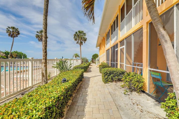 Sunlit Longboat Key Escape w / Private Resort Beach