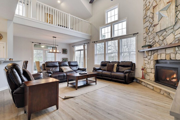 The Nest at Pinecrest by Avantstay Spacious Deck Game Room, Fire Pit