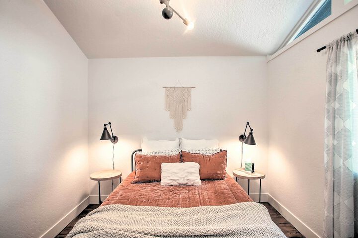 A Contemporary Dream: Lakefront Rathdrum Oasis!
