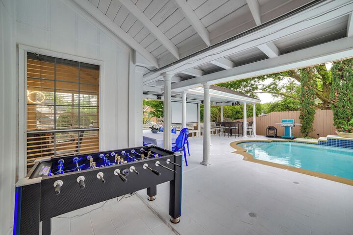Walk to Lake! Rowlett Escape w / Fire Pit & Views
