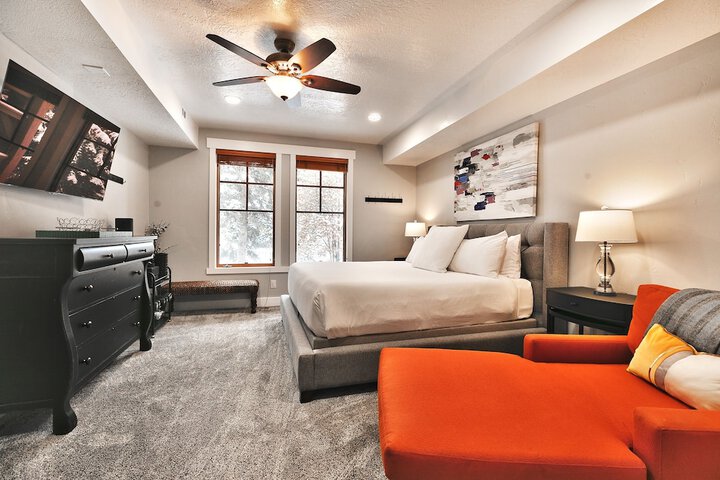 Town Pointe B101 3 Bedroom Condo by RedAwning