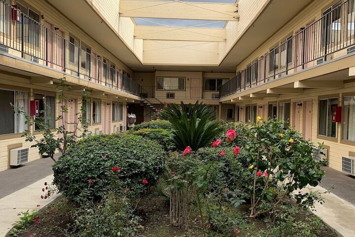 Hotel Exterior 23 of 31