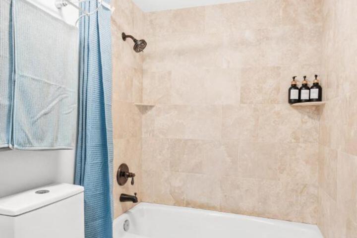 5bed 3bath Private gated community home 7miles to Downtown La close to Disney