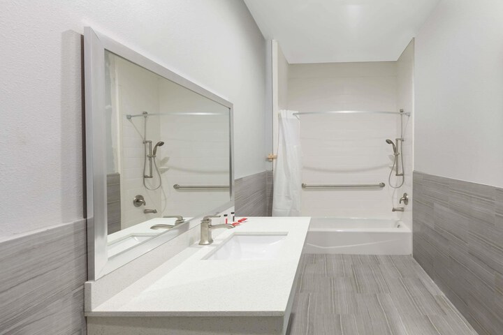 Room 12 of 27