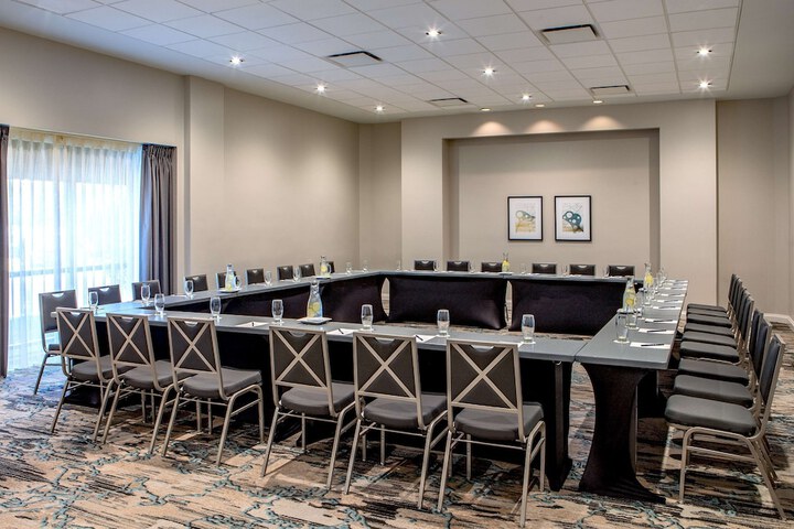 DoubleTree by Hilton Chicago - North Shore Conference Center