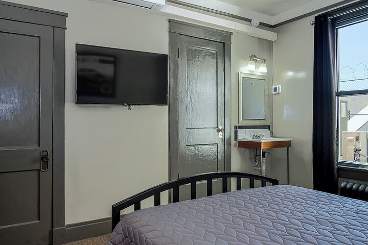 Room 99 of 166