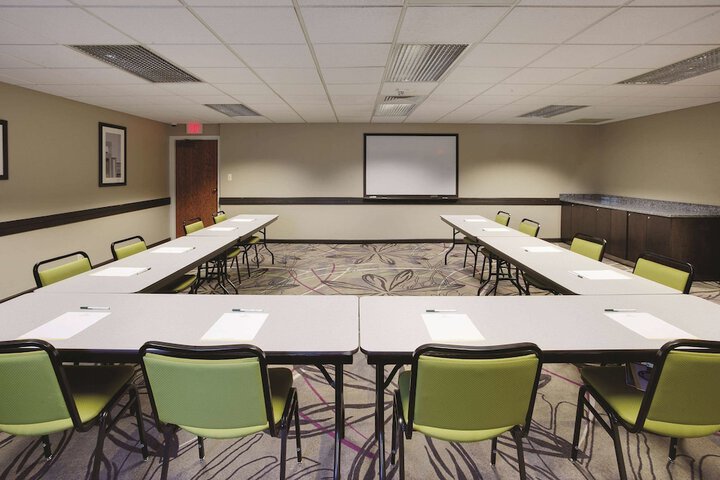 La Quinta Inn & Suites by Wyndham Detroit Metro Airport