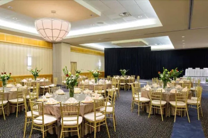 Ballroom/Hall 29 of 32