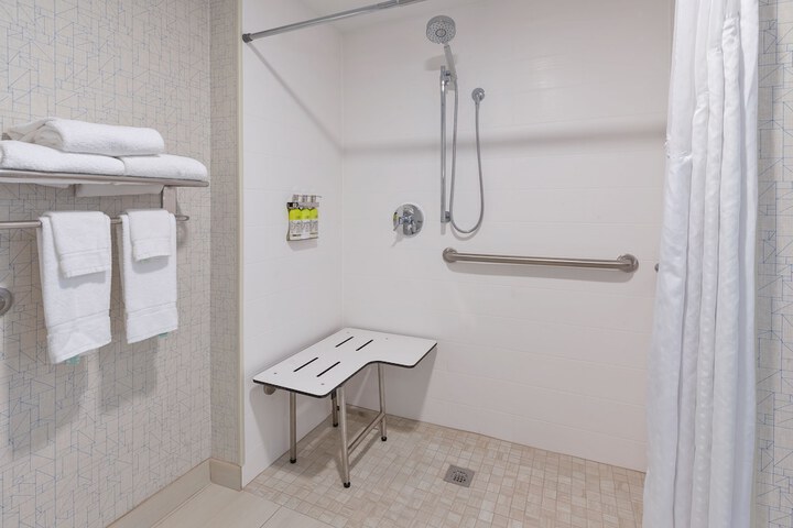 Room 25 of 47