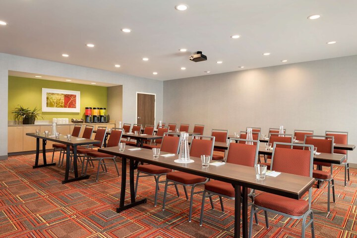 Home2 Suites by Hilton Menomonee Falls Milwaukee