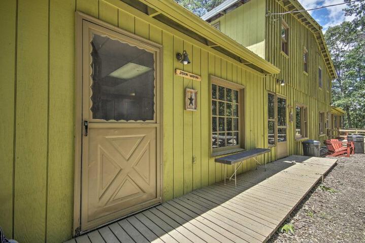 ‘John Wayne Apartment - Deck BBQ, Horses On-Site