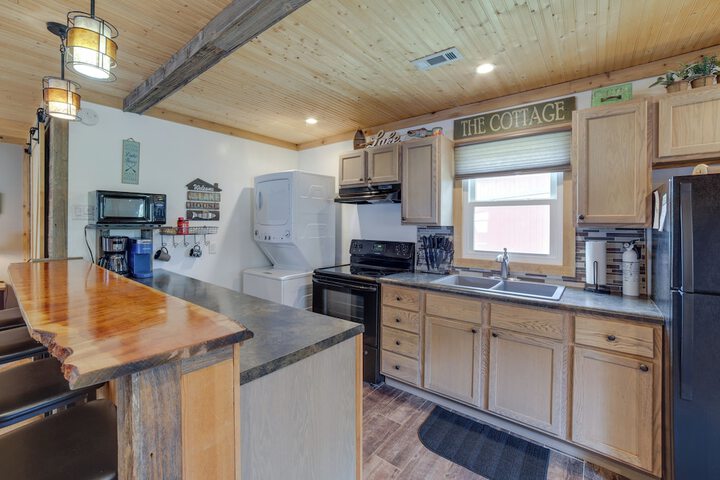 Lakefront Cottage w / Deck Near Indiana Beach!