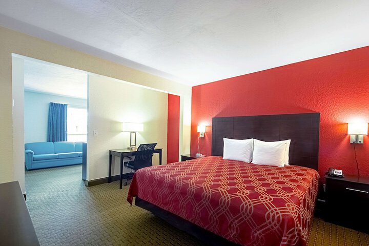 Econo Lodge Inn & Suites Clearwater Central