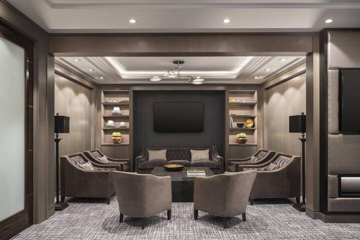 Lounge 56 of 82