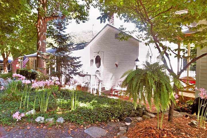 Maple Leaf Cottage Inn