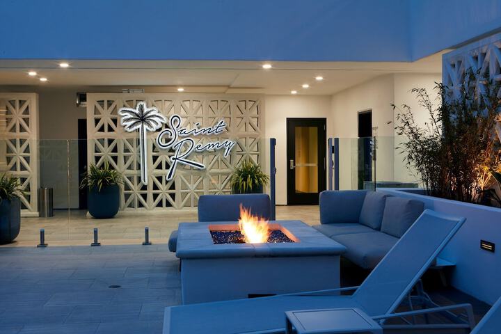 Lounge 44 of 49