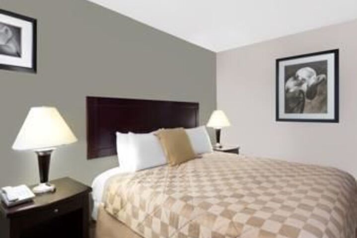 Super 8 by Wyndham Brook Park / Cleveland