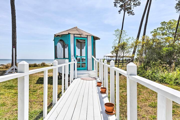 Oceanfront White Stone Cottage w / Private Beach!