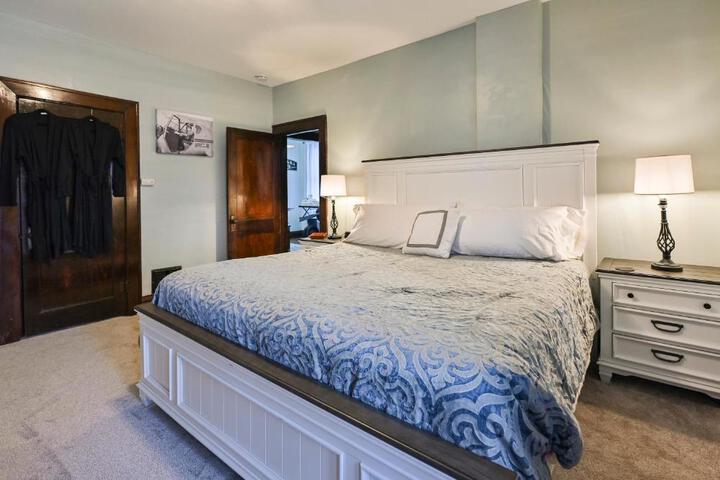 Sr Pilot Earhart Hangar Suite 2 br K & Q, 1 Ba