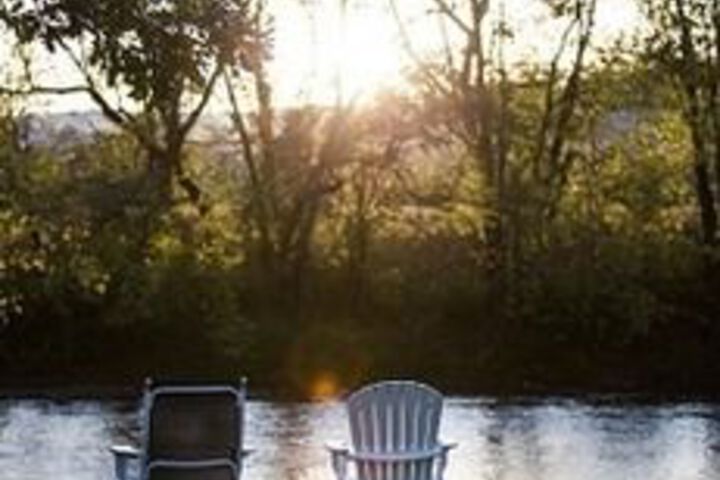 Edgewater Inn & Riverside Grill
