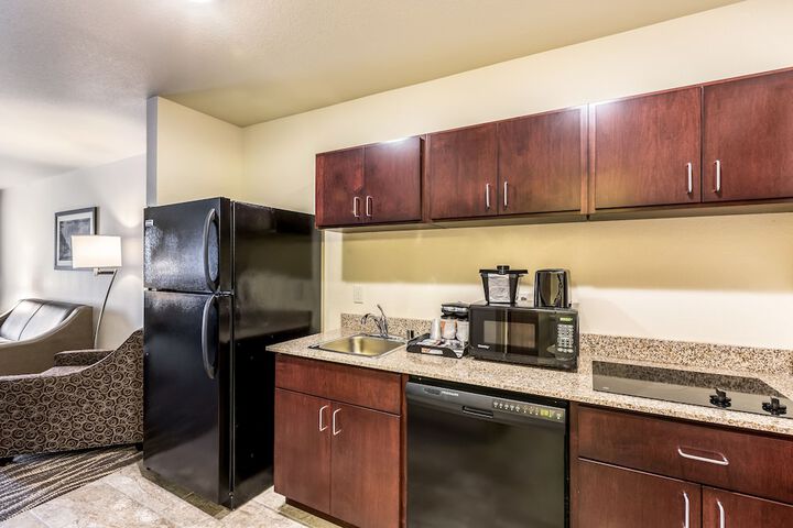 Cobblestone Inn & Suites at UW Stout Downtown Menomonie
