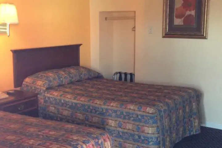BUDGET HOST INN