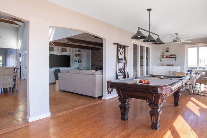 Lighthouse by Avantstay Beachfront View Home w / Pool Table & Ping Pong