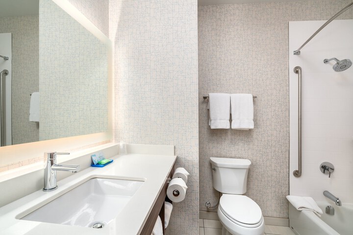 Holiday Inn Express & Suites Brandon by IHG