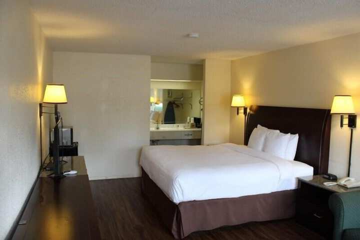 Executive Inn & Suites