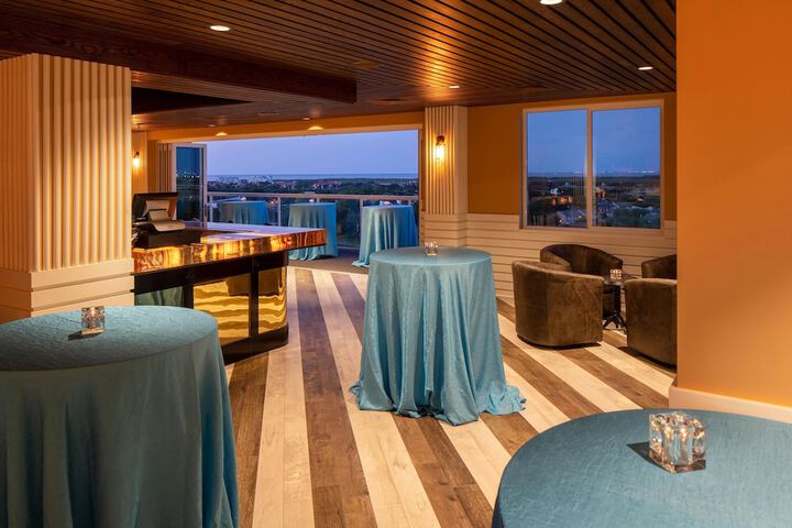 Lounge 40 of 43