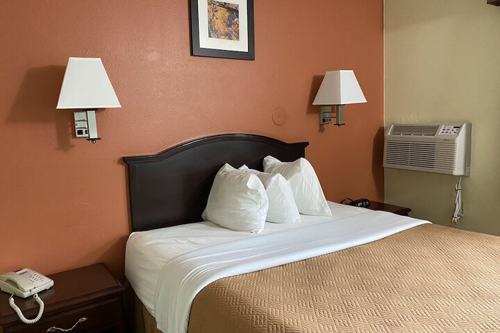 Travelodge by Wyndham La Porte / Michigan City Area