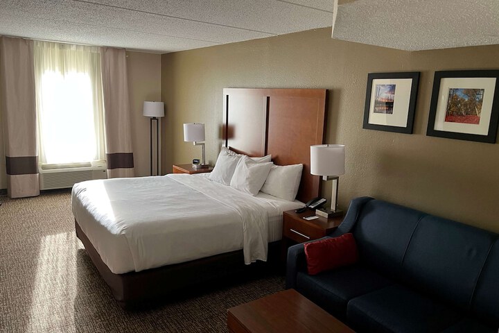 Room 6 of 33