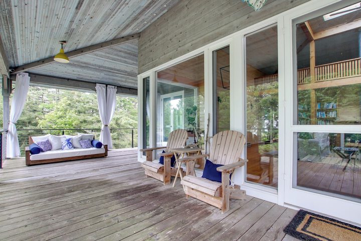 Serene Washington Island Getaway w / Private Beach!