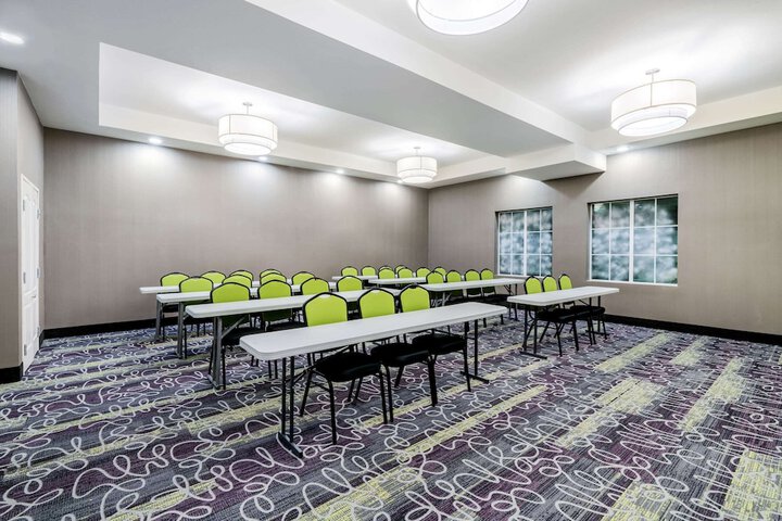 La Quinta Inn & Suites by Wyndham DFW Airport West - Bedford