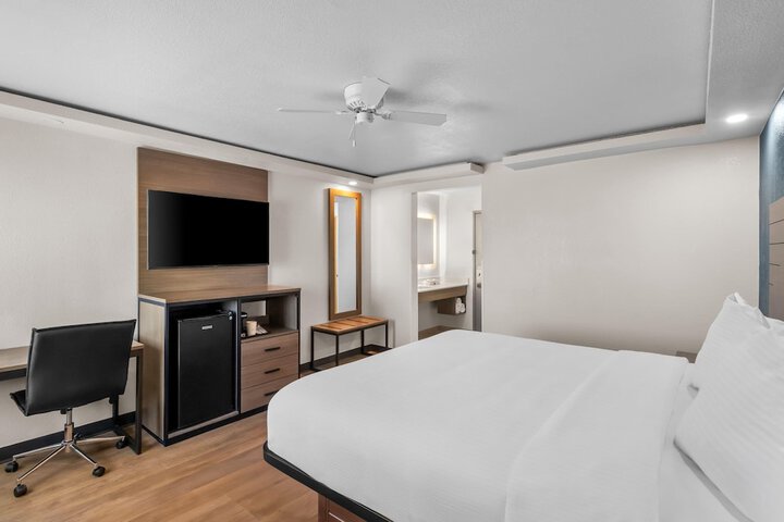 Baymont by Wyndham Arlington at Six Flags Dr