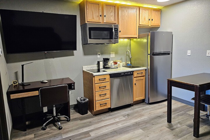 Super 8 by Wyndham Cloverdale IN